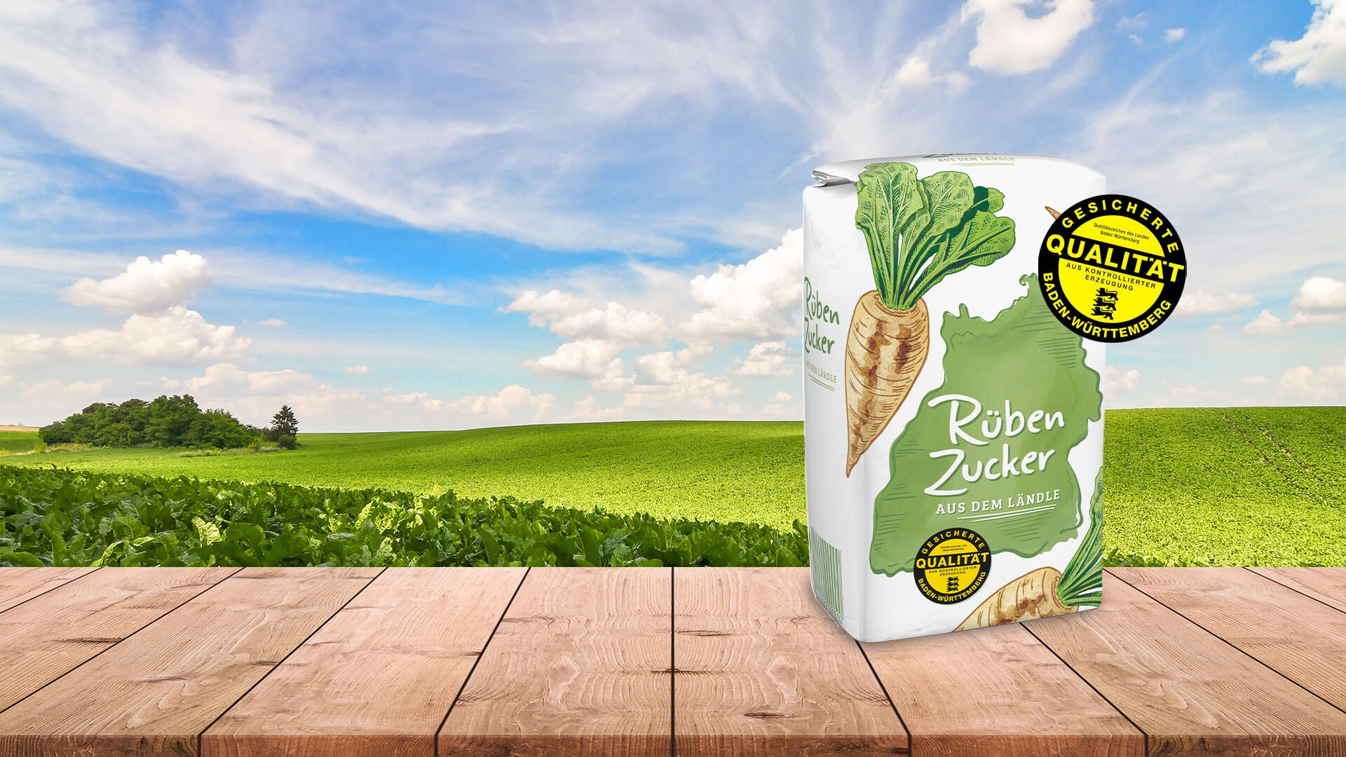 Packung Rübenzucker mit gezeichneten Zuckerrüben und Qualitätssiegel Baden‑Württemberg vor grüner Wiese